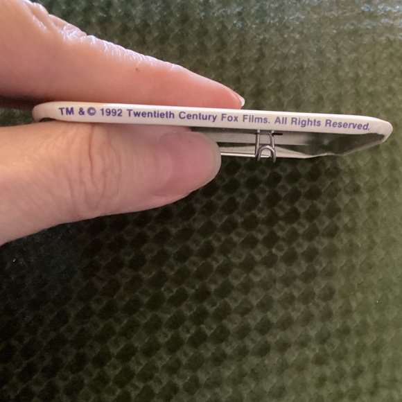 Vintage TOYS 1992 Robin Williams Movie Promo Pinback Pin Badge Button - Picture 3 of 3